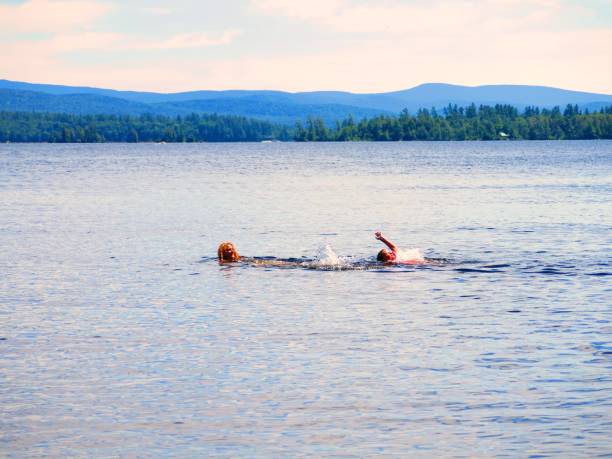 natação de dois povos no lago racquette, adirondacks, estado de new york - racquette - fotografias e filmes do acervo