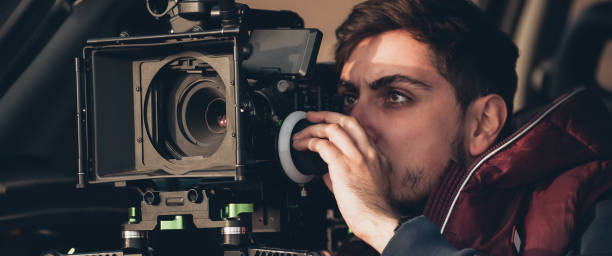 背後にあるシーン。彼のカメラで映画のシーンを撮影するカメラマン - 試合 セット ストックフォトと画像