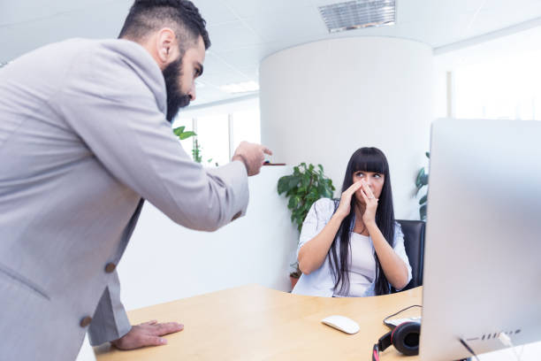 ich bin müde, ihr ausreden everday, so konzentrieren und ihre arbeit zu hören - unemployment fear depression women stock-fotos und bilder