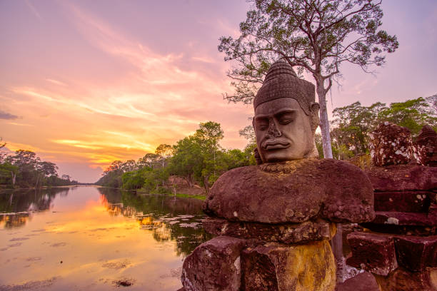 estatuas antiguas fuera de la puerta sur de angkor thom en siem reap, camboya - angkor wat buddhism cambodia tourism fotografías e imágenes de stock