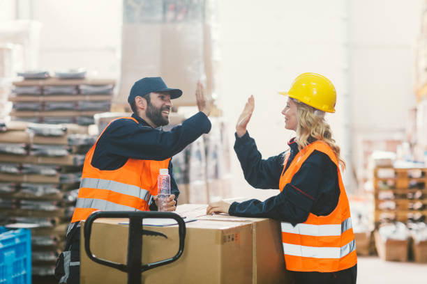 マニュアルの労働者の倉庫 - helmet stack safety hardhat ストックフォトと画像