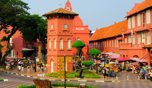 gli stadthuys, malacca, malesia. - torre dellorologio torre foto e immagini stock