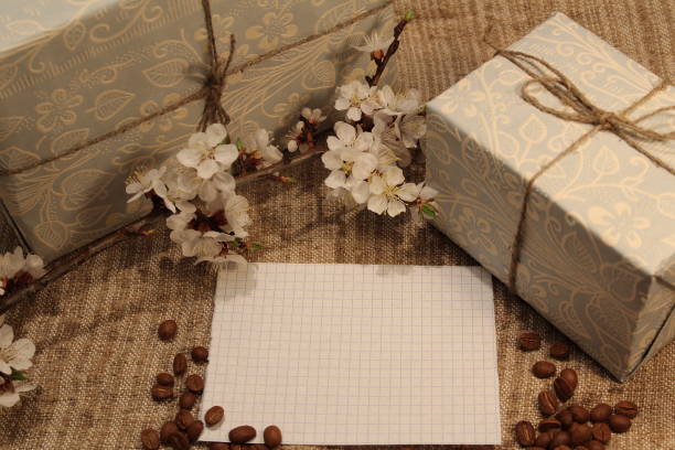примечание, подарок и цветок ветви - coffee bean coffee flower ribbon стоковые фото и изображения