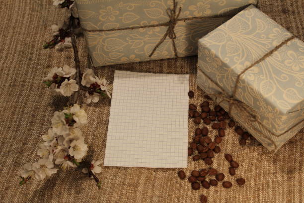 nota, regalo y flor rama - coffee bean coffee flower ribbon fotografías e imágenes de stock