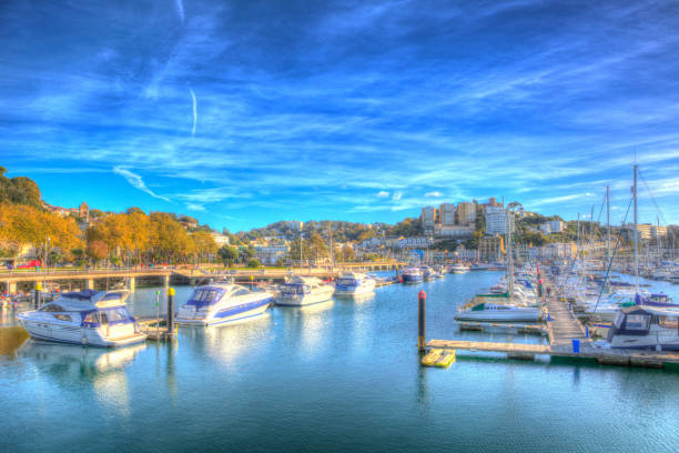 torquay devon marina del reino unido con barcos y yates en la riviera inglesa en colorido hdr - torquay fotografías e imágenes de stock