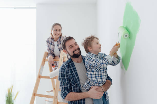 family painting a room together - home addition home improvement paint decorating imagens e fotografias de stock