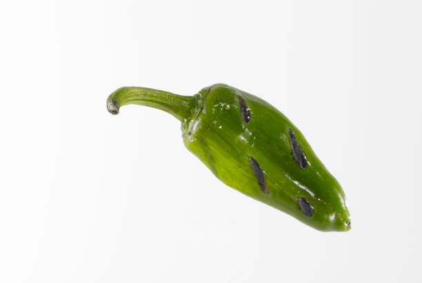 pepe verde - nobody freshness variation individuality foto e immagini stock