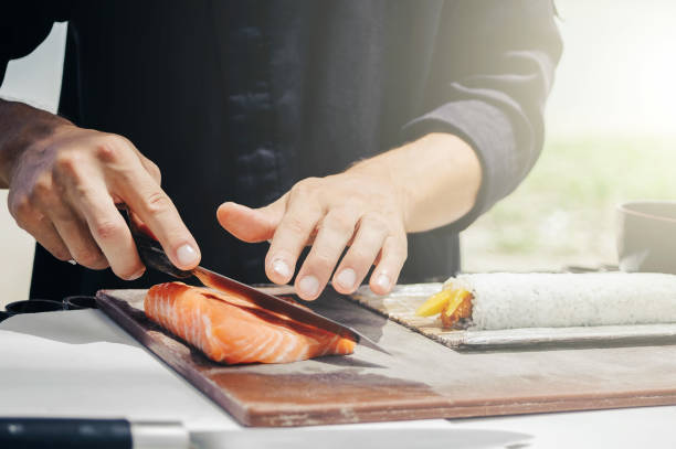 chef cuoco che prepara sushi - prepared fish foto e immagini stock
