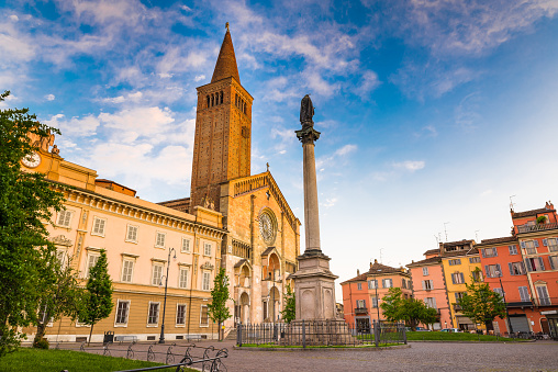 Piacenza, ciudad medieval, Italia. Piazza Duomo en el centro de la ciudad con la Catedral de Santa Maria Assunta y Santa Giustina, cálida luz al atardecer. photo