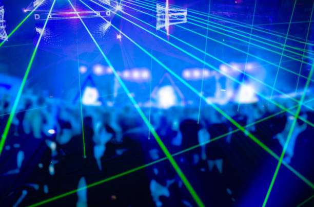 明るい舞台照明の前にコンサートの群集のシルエットをぼかし - blur band ストックフォトと画像