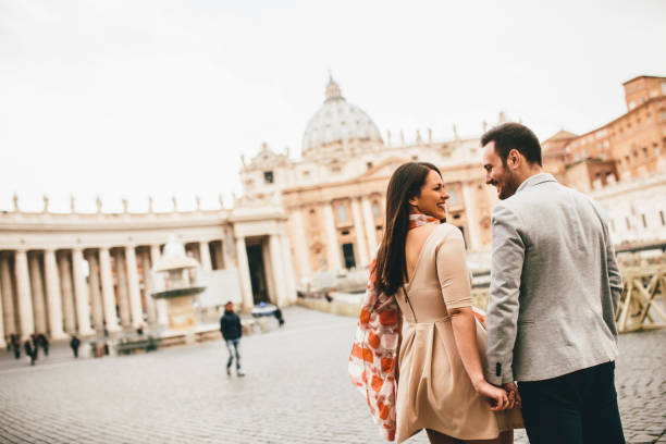 couples affectueux au vatican, italie - rome italy lazio vatican photos et images de collection