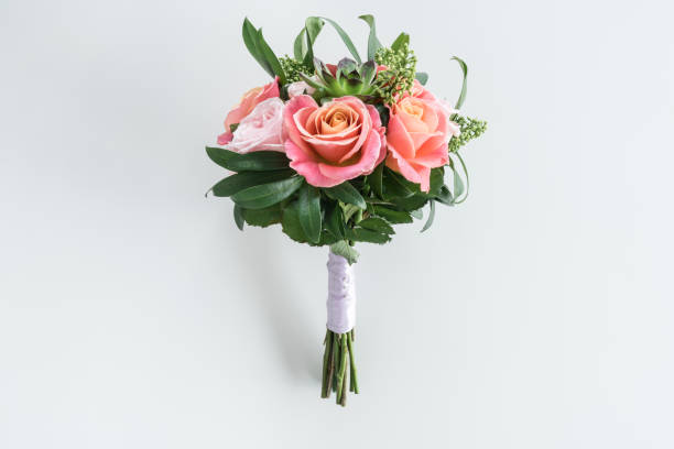 vista de cerca de hermoso ramo de rosas y suculentas aisladas en blanco - bouquet flower cut flowers rose fotografías e imágenes de stock