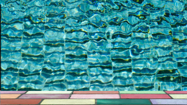 haut de la brique coloré devant le motif en forme de l’eau dans la piscine sur belle journée ensoleillée - ridé surface solide photos et images de collection