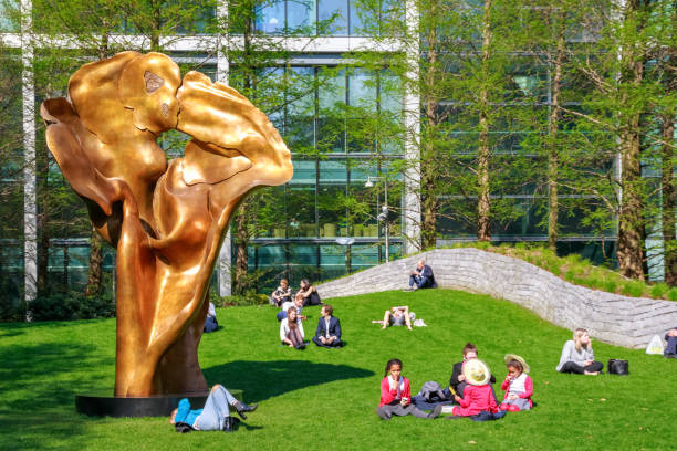fortuna, scultura in bronzo di helaine blumenfeld a jubilee park, canary wharf, - family child crowd british culture foto e immagini stock