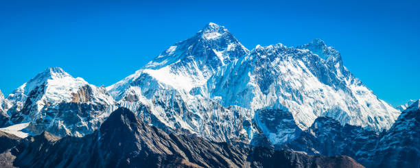 picos de mt everest 8848m elevando-se sobre uma montanha do himalaia nepal panorama - kala pattar - fotografias e filmes do acervo