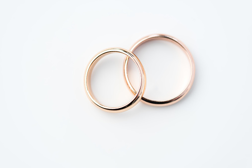 dos anillos de boda de oro aislados en blanco, anillos de boda concepto de fondo photo