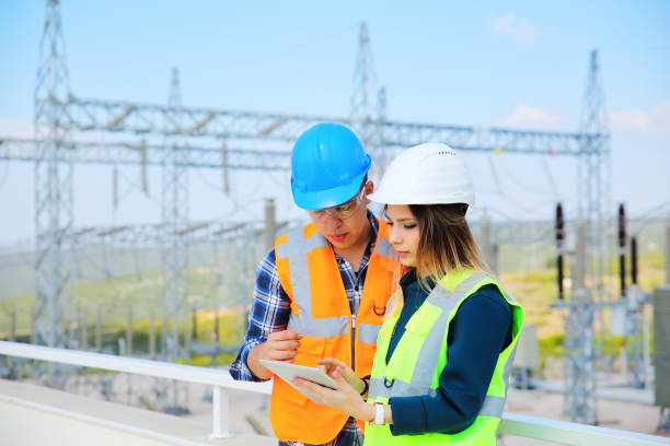 инженеры перед электростанцией - работник энергетической отрасли стоковые фото и изображения