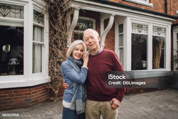 Happy Senior Paar Stockfoto und mehr Bilder von Wohnhaus - Wohnhaus, Paar - Partnerschaft, Alter Erwachsener