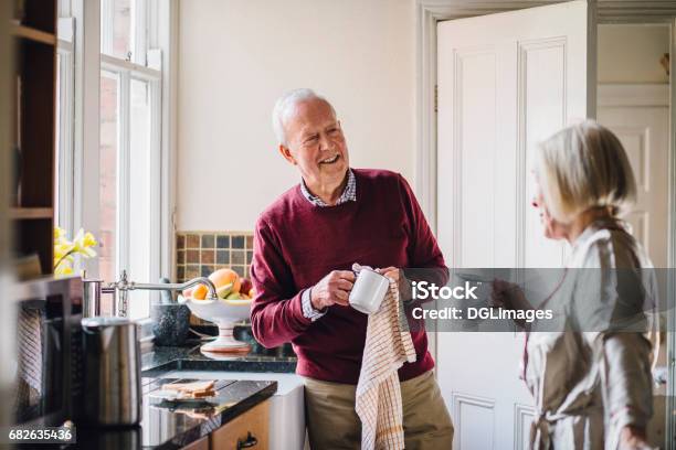 Glückliches Paar In Der Küche Stockfoto und mehr Bilder von Alter Erwachsener - Alter Erwachsener, Seniorenpaar, Wohngebäude-Innenansicht