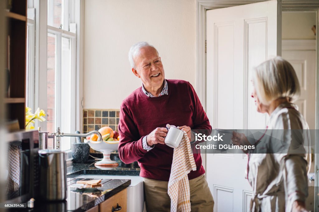 Casal feliz na cozinha - Foto de stock de Terceira idade royalty-free