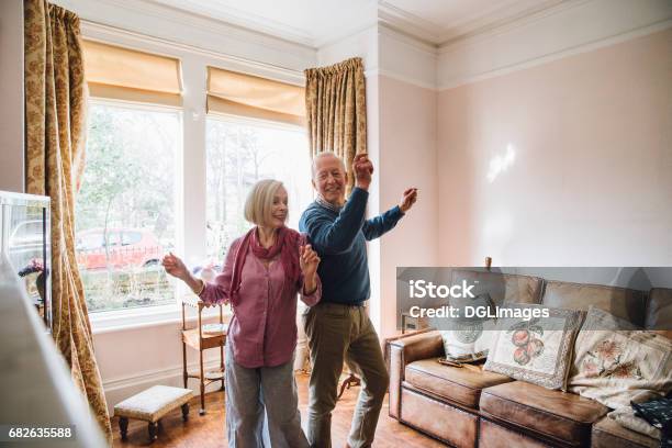 Personas Mayores Bailando En Casa Foto de stock y más banco de imágenes de Bailar - Bailar, Tercera edad, Pareja mayor