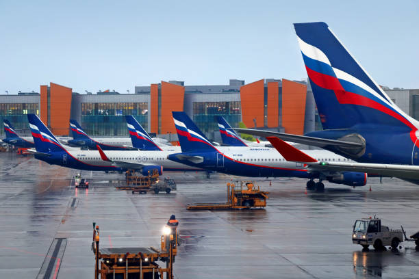 samoloty aerofłotu na moskiewskim lotnisku szeremietiewo - sheremetyevo zdjęcia i obrazy z banku zdjęć