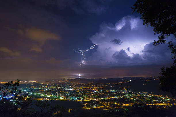 놀라운 뇌우 lightshow - lightning thunderstorm storm city 뉴스 사진 이미지