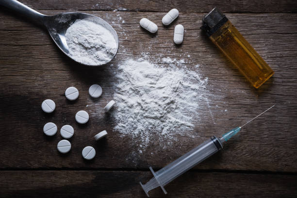 hart medikamente auf dunklem tisch - narcotic drug abuse cocaine heroin stock-fotos und bilder