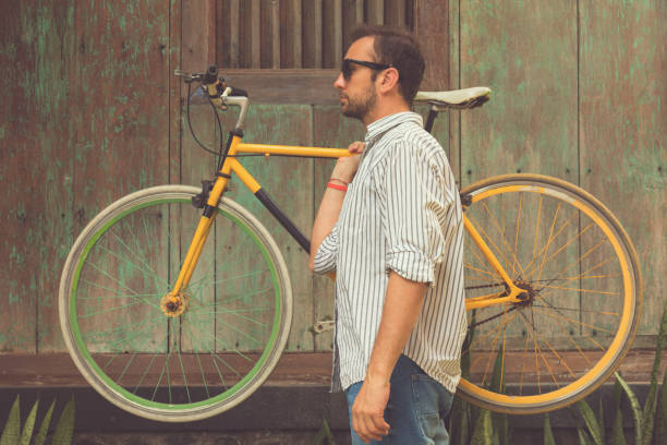hipster człowiek ze starym rowerem. - racing bicycle bicycle cycling yellow zdjęcia i obrazy z banku zdjęć