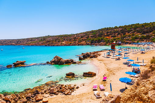 Paisaje cerca de la playa de Nissi y Cavo Greco en la isla de Ayia Napa, Chipre, mar Mediterráneo. Mar verde azul increíble y soleado día. photo
