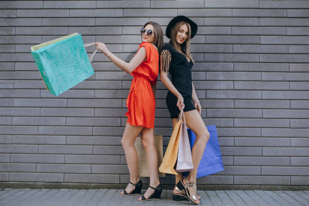 istock girl is shopping 682683022