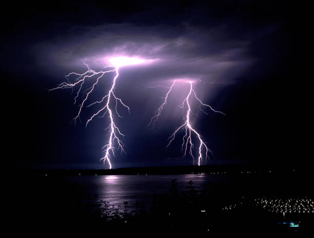 burza z piorunami późną nocą lightning strike puget sound elliott bay - summer landscape flash zdjęcia i obrazy z banku zdjęć