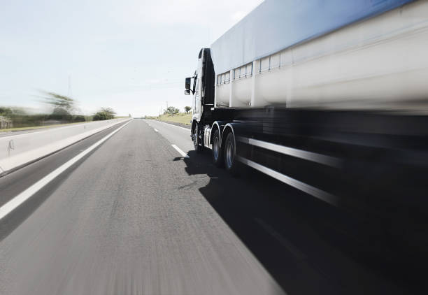 grande camion che guida in autostrada - corsa di superstrada foto e immagini stock