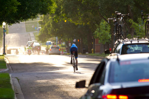 un hombre compite en un tiempo de prueba durante una carrera de bicicleta de carretera profesional. - 4752 fotografías e imágenes de stock