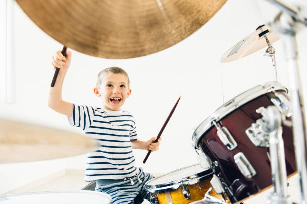 ドラム少年 - one little boy audio ストックフォトと画像