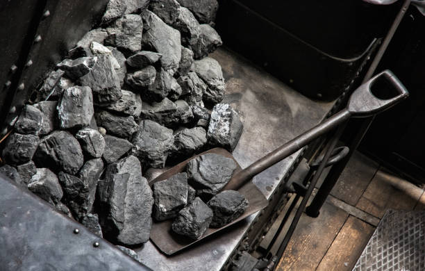 shovel and coal in historic steam locomotive - 7963 imagens e fotografias de stock