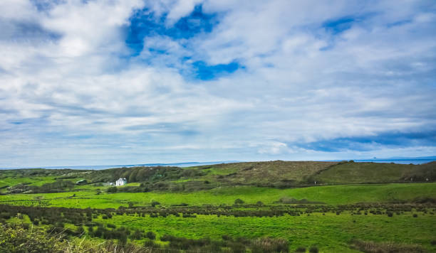 zielona wiejską irlandzką wieś - fence hill mountain range mountain zdjęcia i obrazy z banku zdjęć
