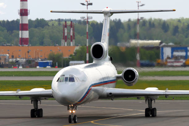 tupolev tu-154b-2 ra-85554 da força aérea russa taxiando no aeroporto internacional de sheremetyevo. - fighter plane taxiing transportation air travel - fotografias e filmes do acervo