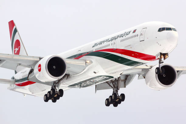 biman boeing 777-300 s2-afo lądowania na międzynarodowym lotnisku szeremietiewo z premierem bangladeszu na pokładzie. - sheremetyevo zdjęcia i obrazy z banku zdjęć
