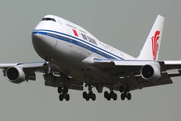 air china boeing 747-400 b-2447 lądowania na międzynarodowym lotnisku szeremietiewo z premierem na pokładzie. - sheremetyevo zdjęcia i obrazy z banku zdjęć