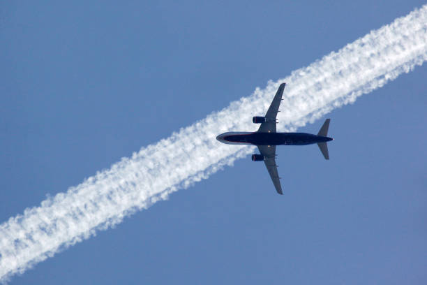 aeroflot airbus a320 vq-bit przejście contrail w pobliżu międzynarodowego lotniska szeremietiewo. - sheremetyevo zdjęcia i obrazy z banku zdjęć