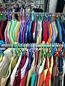 die-second-hand-kleidung-auf-dem-markt.jpg?b=1&s=170x170&k=20&c=ji298VY8Dz7UP0ZCeT8s1mICC_tt50eEWyaiHqygWTI=