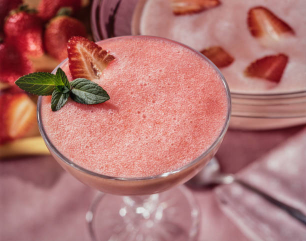 erdbeer-smoothie - strawberry daiquiri stock-fotos und bilder
