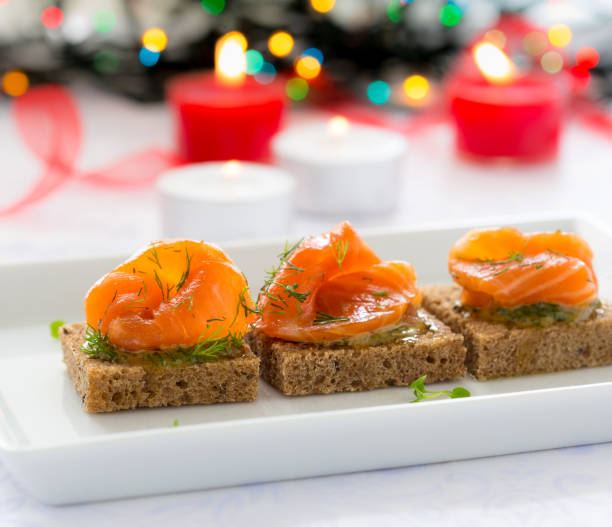 canapés de aperitivo delicioso de pão preto com salmão fumado - gravlax - fotografias e filmes do acervo