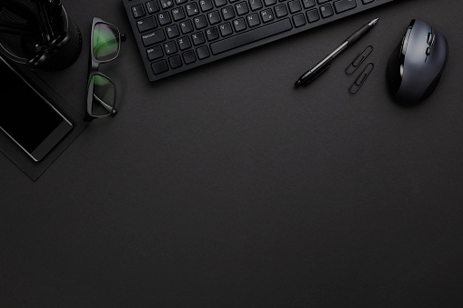 Equipos de oficina con teclado y ratón en el escritorio gris photo