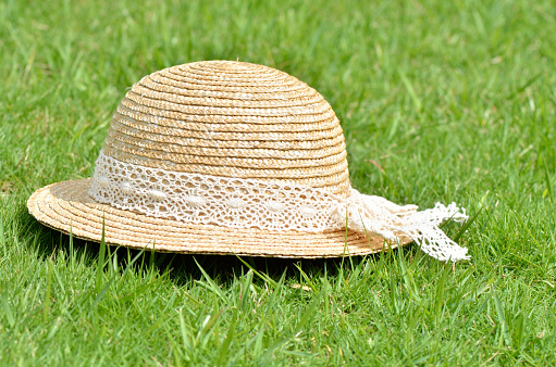 Straw Hat (Lawn)
