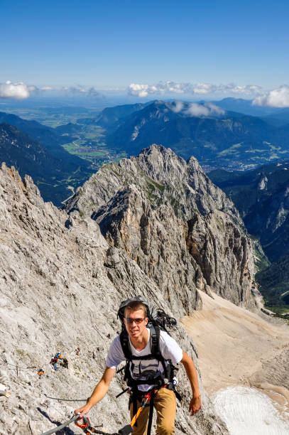 ツークシュピッツェ (2962 m)、ドイツのババリア地方の wettersteingebirge で最も高い山までの途中で (hoellental) ヘレンタール渓谷で男性登山者。ヘレンタール氷河はドイツでのみ 5 氷河の上です。 - crevasse glacier european alps mountain ストックフォトと画像