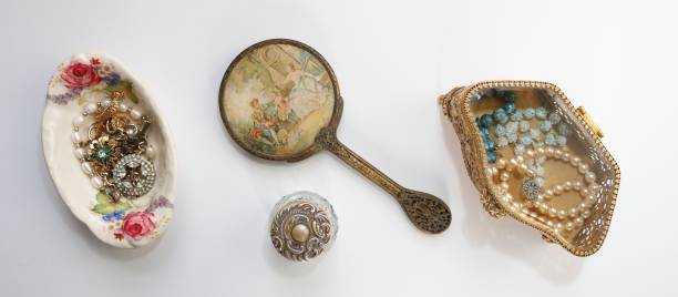 istock vintage jewelry box on white background 682835412