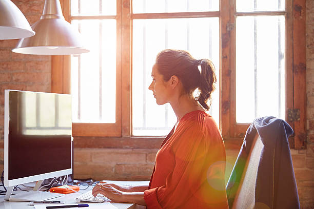 side view of pregnant businesswoman using computer - computer keyboard flash photos et images de collection