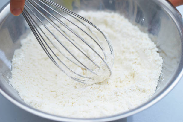 小麦粉を混合 - パン職人　日本 ストックフォトと画像